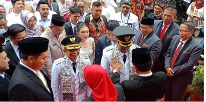 Kepulangan Bupati Dan Wakil Bupati Disambut Warga Purwakarta