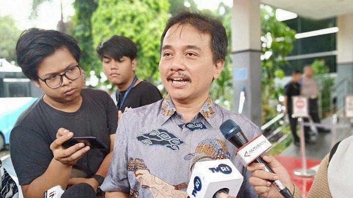 Roy Suryo Soroti Jokowi Pakai Baju Putih Sendiri Di Reuni Alumni