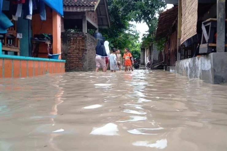 Cirebon Dilanda Banjir Cukup Tinggi, Petugas Evakuasi Warga