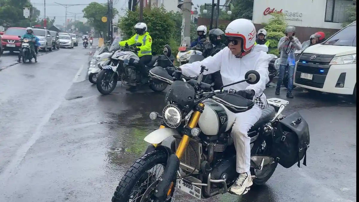 KDM Gunakan Motor Lintasi Majalengka Demi Cek Jalan Provinsi