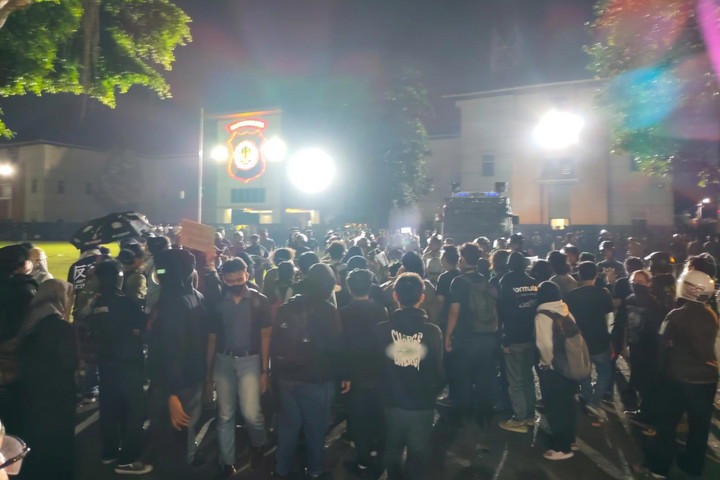 Massa Datangi Polda DIY Jebol Pagar Hingga Coret Tembok