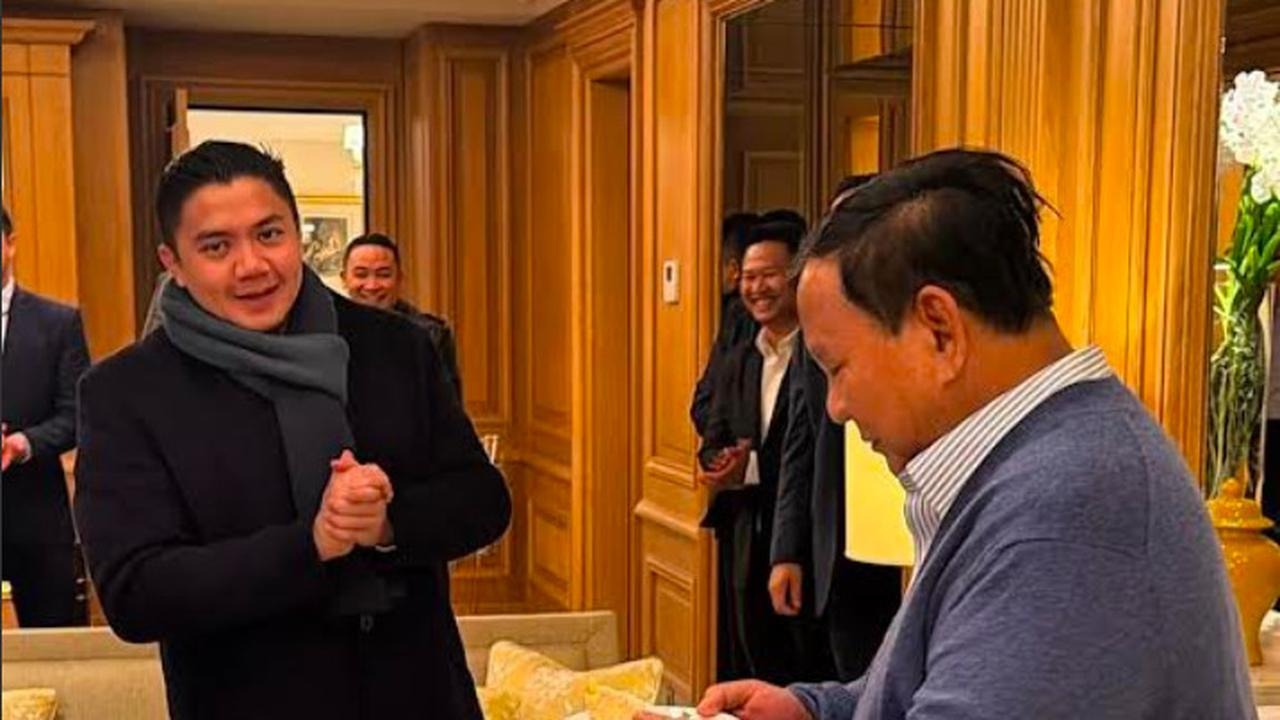 Momen Prabowo Berikan Kejutan Ultah Seskab Teddy di Paris