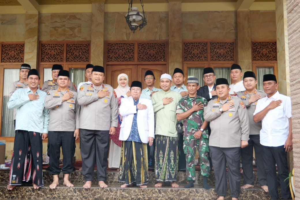 Kapolresta Cirebon Dampingi Wakapolda Silaturami Ponpes Kempek